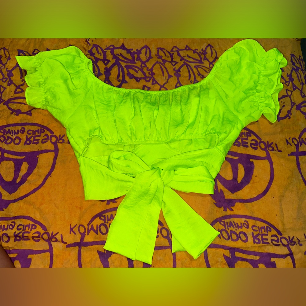 Neón green crop top! - Picture 3 of 5